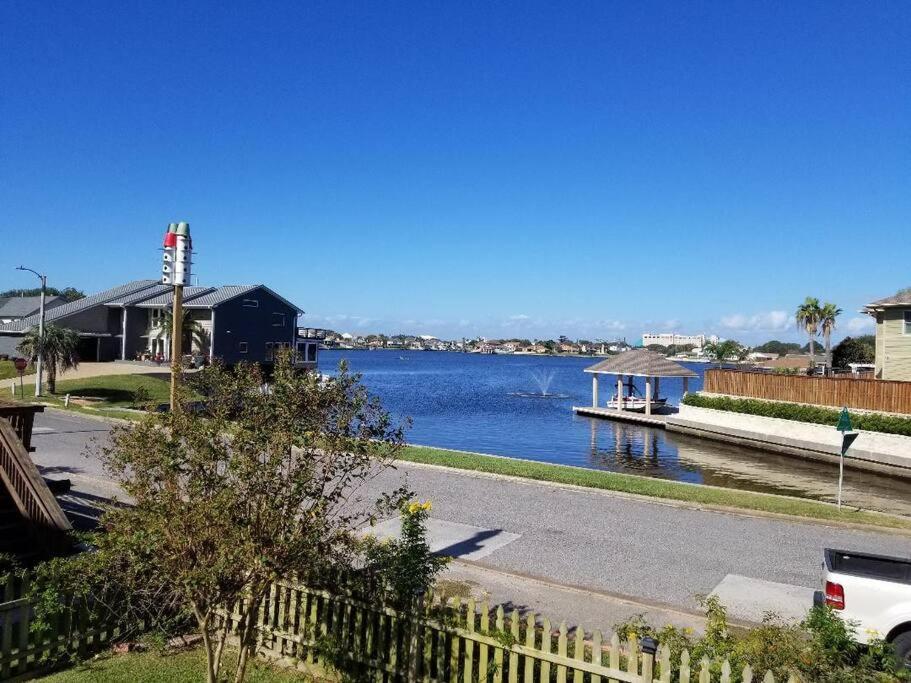 The Seahorse Apt - Lakeside And Close To The Beach Lägenhet Galveston Exteriör bild